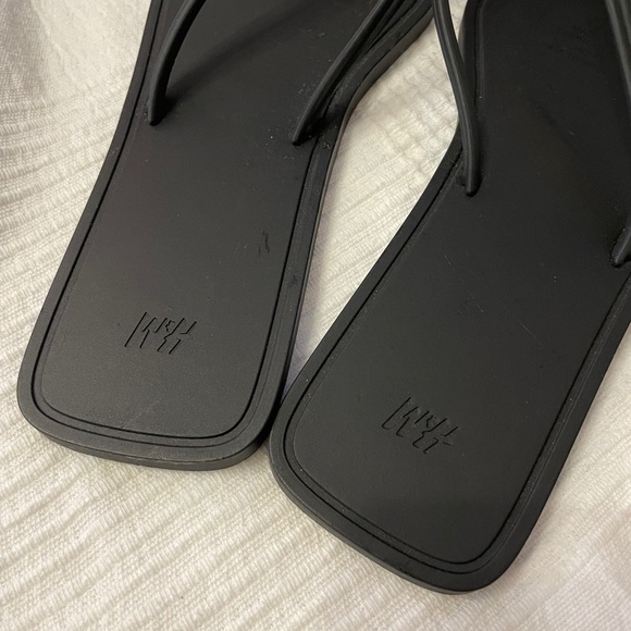 H&M Black Flip Flops US 9-10 - Picture 3 of 5
